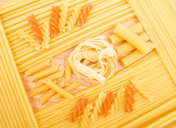 Verschiedene Arten Italienischer Pasta Auf Dem Holzgrund — Stockfoto