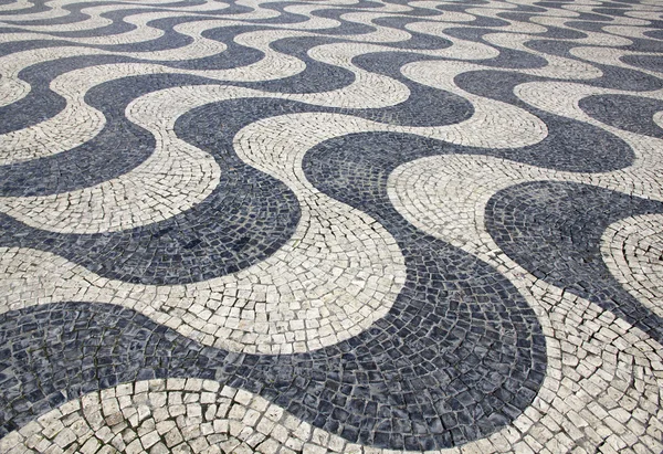 Portugal. Lissabon. typiska portugisiska kullersten trottoar — Stockfoto