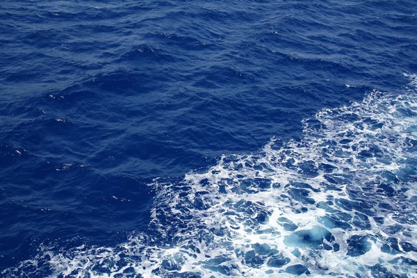 Superfície de água do mar azul escuro com ondulação como fundo — Fotografia de Stock