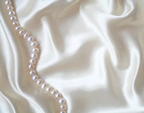 Gładkie elegancki biały jedwab z pereł jako tło wesele — Zdjęcie stockowe