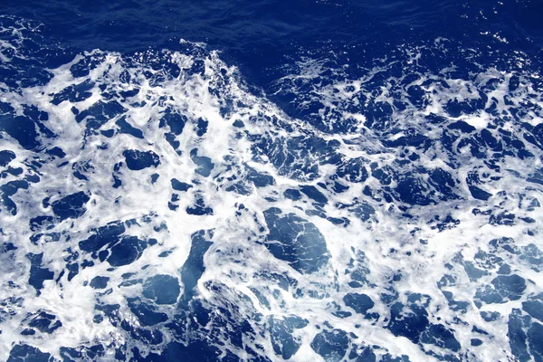 リップルとダークブルーの海の水の表面 — ストック写真