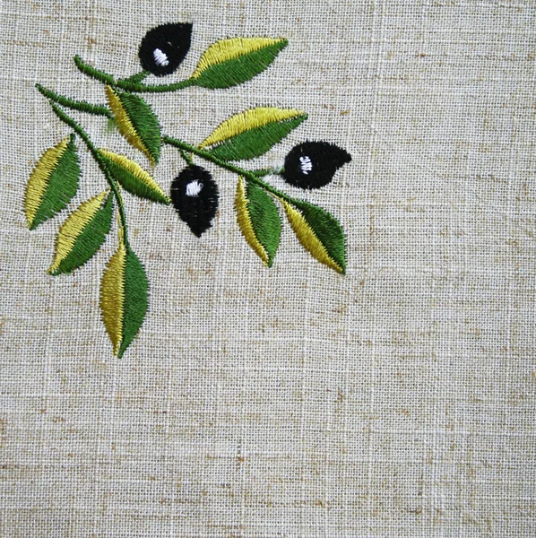刺绣的亚麻米色织物上的橄榄枝 — 图库照片