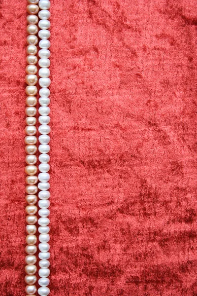 Białe i różowe perły na aksamitnej terakoty — Zdjęcie stockowe