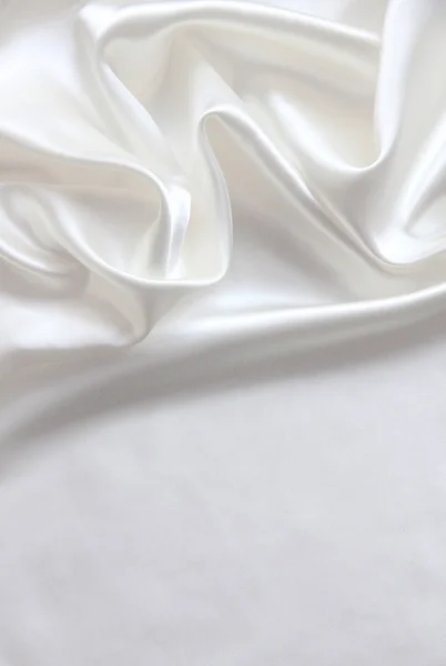 Hladké elegantní bílé hedvábí jako svatební pozadí — Stock fotografie