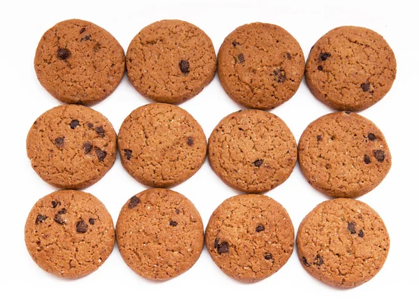 Beyaz zemin üzerine lezzetli Çikolata parçalı kurabiye — Stok fotoğraf