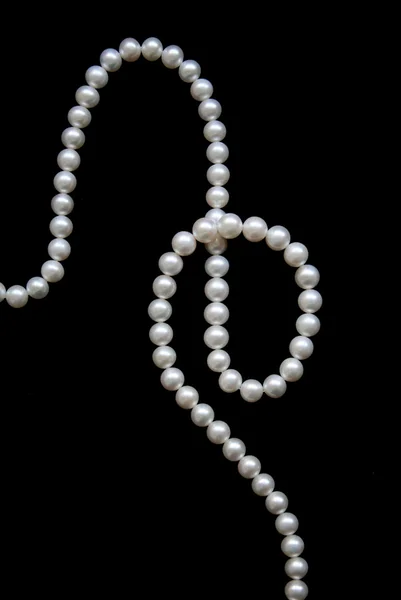 Vita pärlor på den svart sammeten — Stockfoto