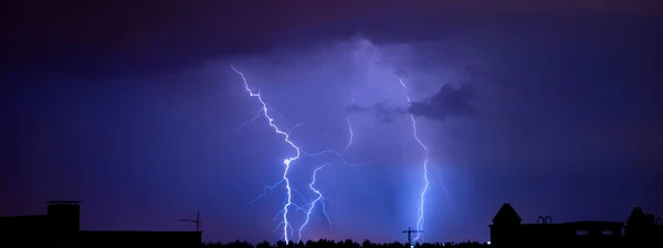 Bir Şehir Üzerinde Gece Gökyüzünde Lightning Ler — Stok fotoğraf