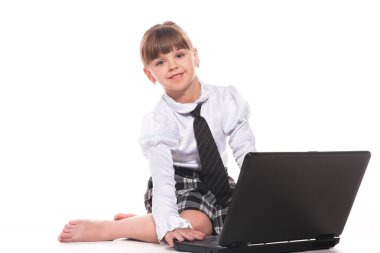 dizüstü bilgisayar ile çekici küçük kız