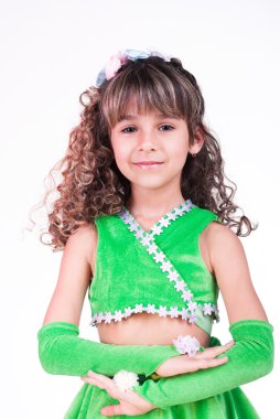 yeşil elbiseli dans güzel küçük kız