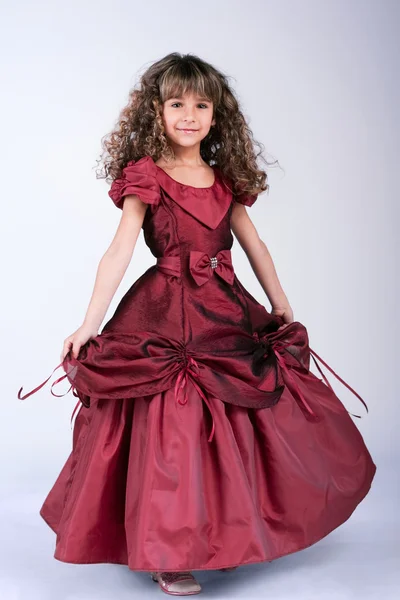 漂亮的小女孩在酒红色礼服跳舞 — 图库照片