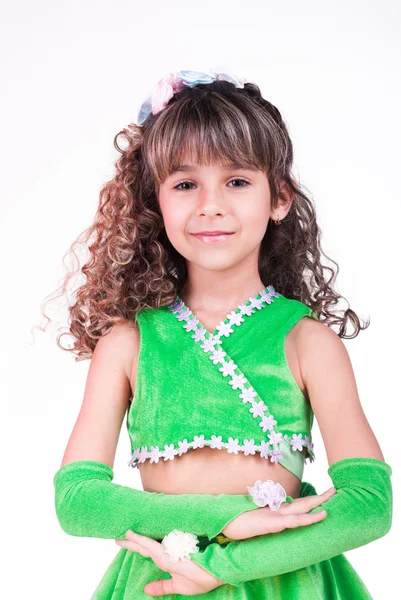 Красивая Маленькая Девочка Танцует Зеленом Платье — стоковое фото