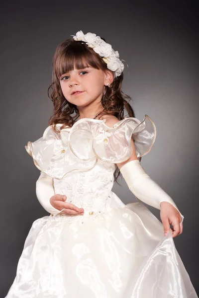 美丽的小公主在豪华礼服跳舞 — 图库照片