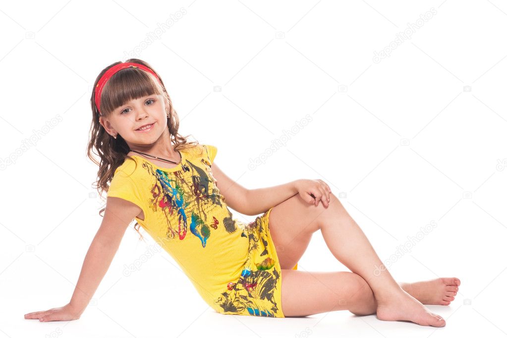 Belle Petite Fille Couchée Sur Sol image libre de droit par ...