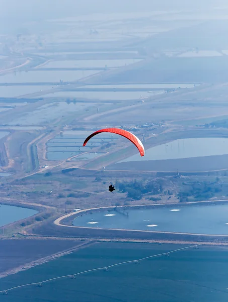 Paraglider vliegen — Stockfoto