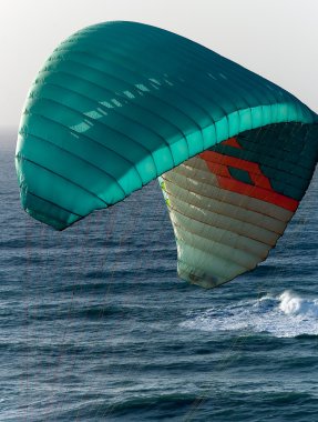 paraglader mavi deniz dalgaları zemin üzerine mavi kanat