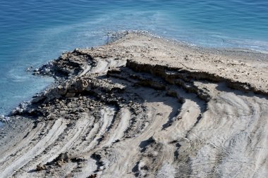 Ölü Deniz kıyısında