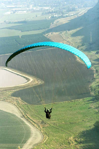Paraglider vliegen — Stockfoto