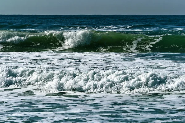 Бирюзовые волны Средиземного моря — стоковое фото