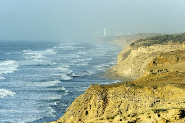 Pobřeží moře a pohled na natania — Stock fotografie