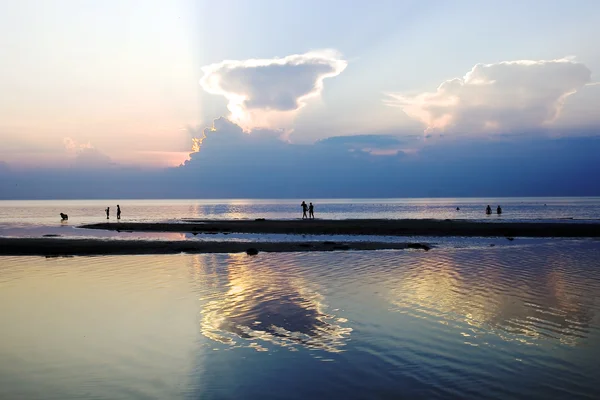 Günbatımı ve Baltık Denizi üzerinde — Stok fotoğraf