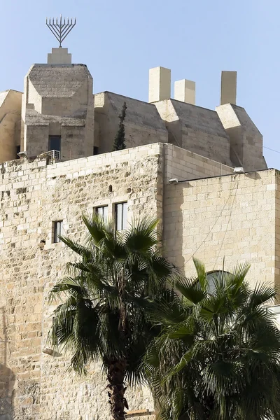 Древние стены, окружающие Старый город — стоковое фото