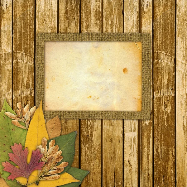 Antiguo marco grunge en el fondo abstracto con hojas de otoño — Foto de Stock