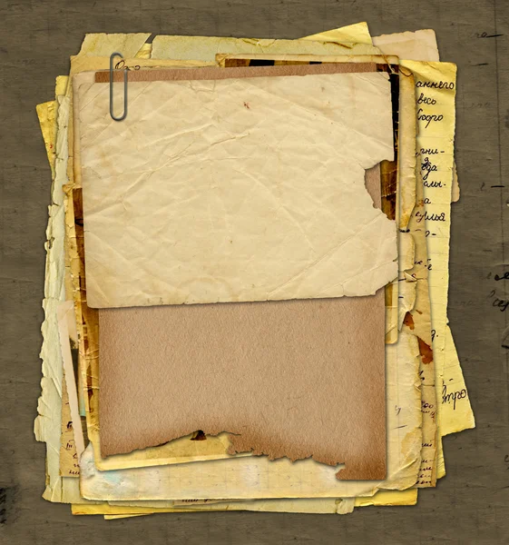 Старый архив с письмами, фотографиями на заднем плане — стоковое фото