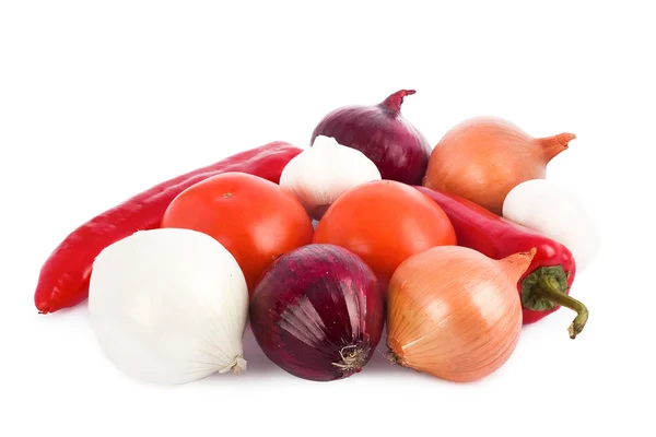 Свежие овощи. Включены помидоры, перец, лук и гирлянда — стоковое фото