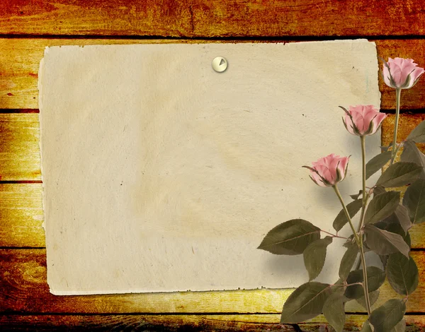 Ξεπερασμένο ξύλινες σανίδες με ρόδινα όμορφα τριαντάφυλλα — Φωτογραφία Αρχείου