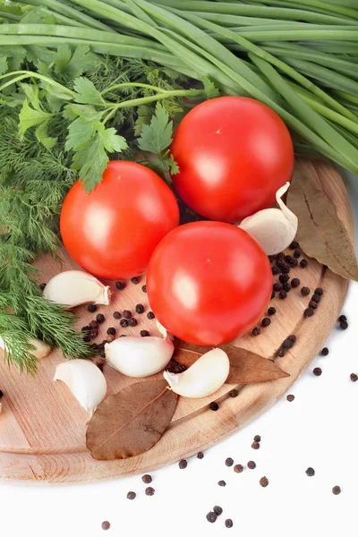 Råa grönsaker på skärbräda på vit bakgrund — Stockfoto