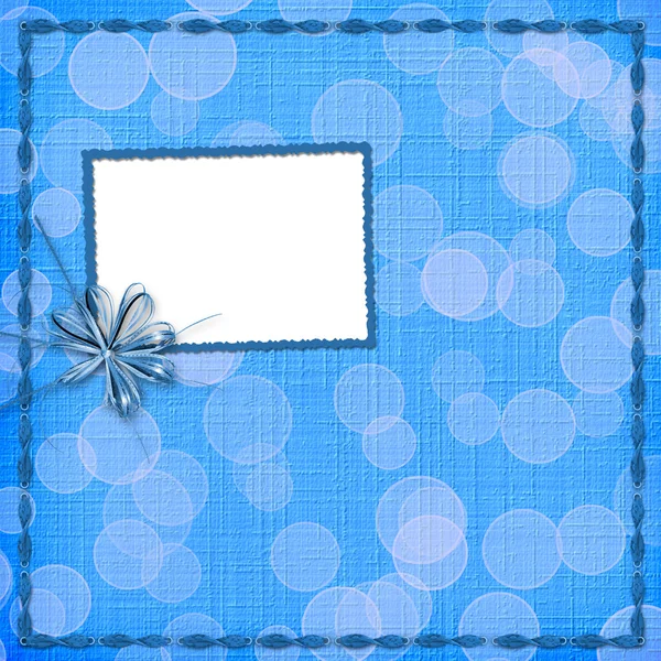 Карточка для приглашения с голубым луком и лентами — стоковое фото