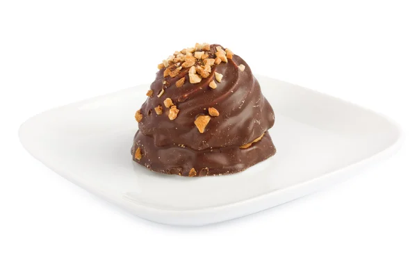 Шоколадные конфеты посыпанные орехами на белом изолированном фоне — стоковое фото