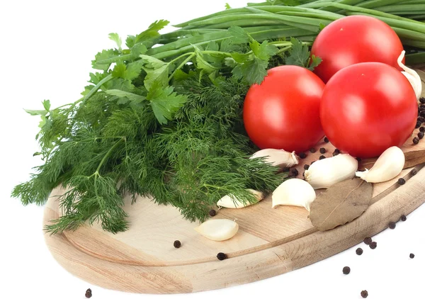 Råa grönsaker på skärbräda på vit bakgrund — Stockfoto