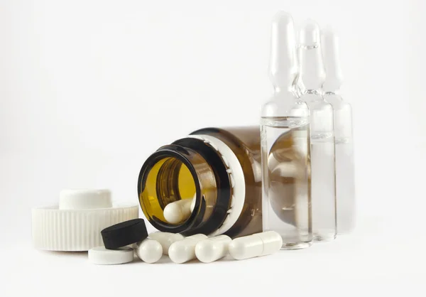 Tabletki i ampulas — Zdjęcie stockowe