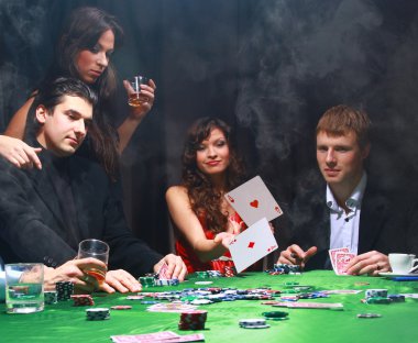 Siyah takım elbise kıvrımları iki kart casino poker las vegas ov, şık kadın