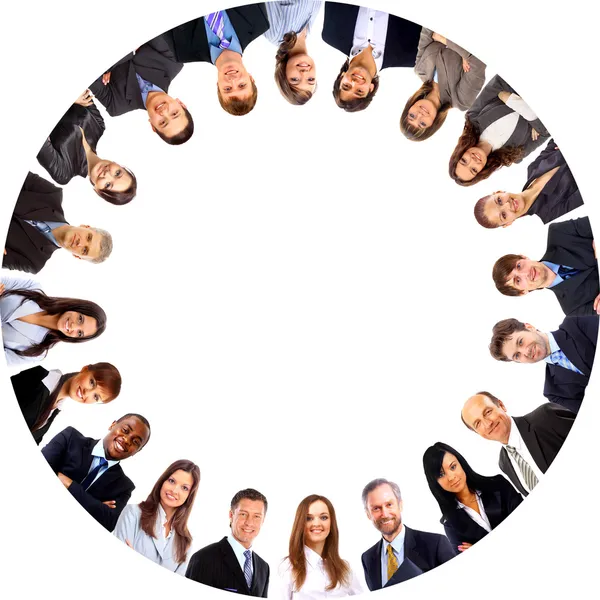 Gruppe von Geschäftsleuten, die dicht gedrängt stehen, lächelnd, Blick aus dem niedrigen Winkel — Stockfoto