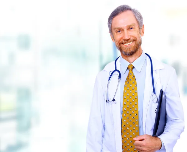Nahaufnahme Porträt eines glücklichen Oberarztes mit Stethoskop — Stockfoto