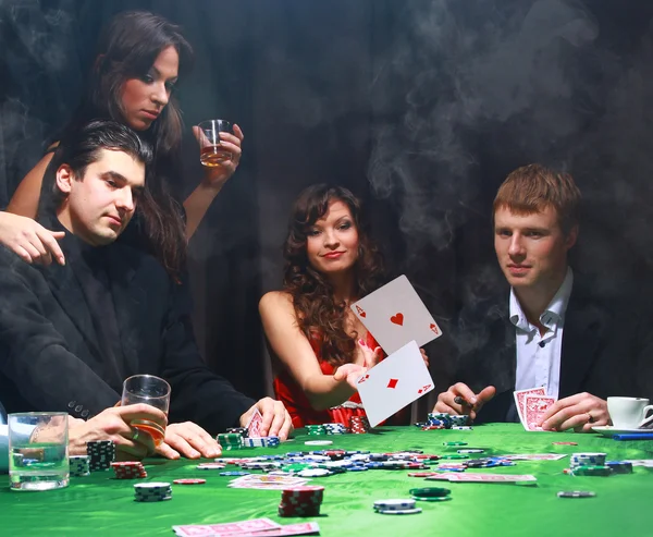 Stilvolle Frau im schwarzen Anzug faltet zwei Karten im Casino-Poker bei las vegas ov — Stockfoto