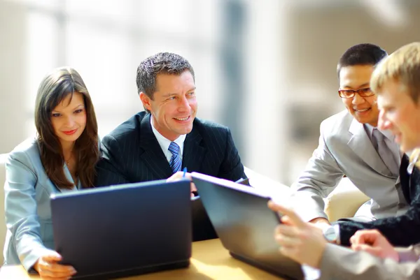 Geschäftstreffen - Manager bespricht Arbeit mit Kollegen — Stockfoto