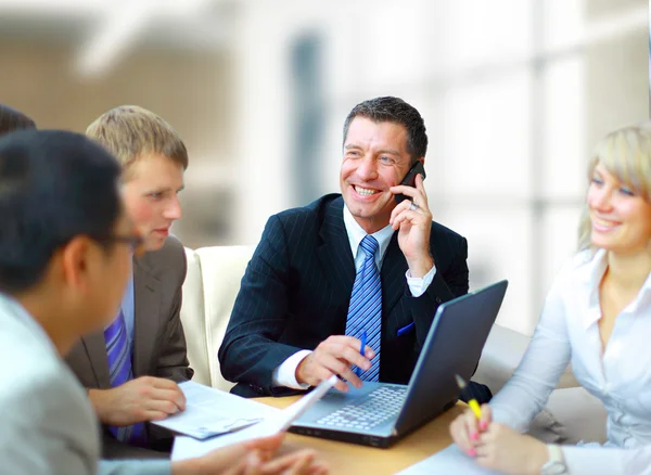 Homme d'affaires parlant au téléphone lors d'une réunion — Photo