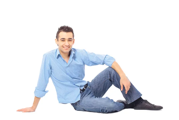 Расслабленный мужчина сидит на полу над белым — стоковое фото