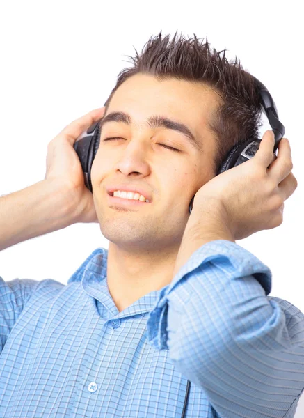 Homme avec écouteurs écoutant de la musique — Photo