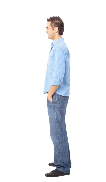 Молодой человек стоит с руками в карманах — стоковое фото