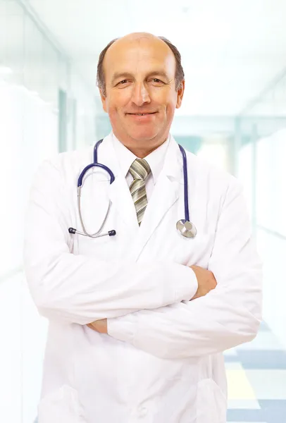 Portrait rapproché d'un médecin aîné heureux avec stéthoscope — Photo