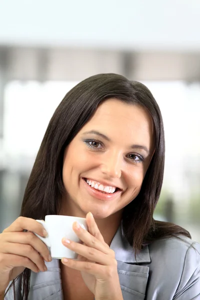 Retrato de una joven empresaria inteligente leyendo papel y bebiendo café a —  Fotos de Stock