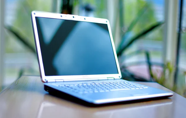 Dunne laptop op Bureau — Stockfoto