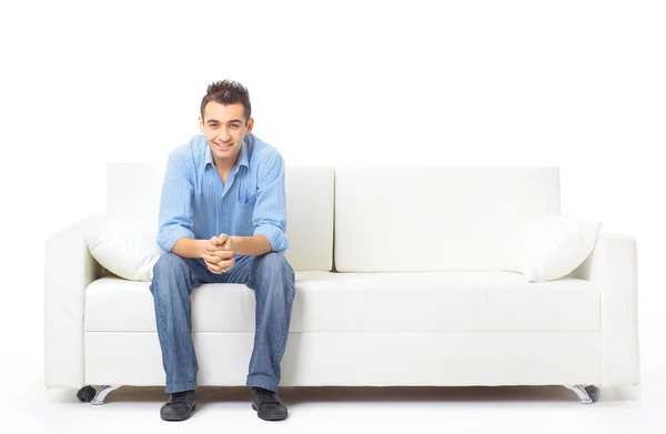 Portret van de jonge man in wit op sofa — Stockfoto