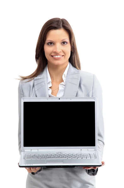 Гарненька ділова жінка дивиться на ноутбук — стокове фото