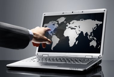 Ekran Anahatları dünya ile siyah dizüstü bilgisayar