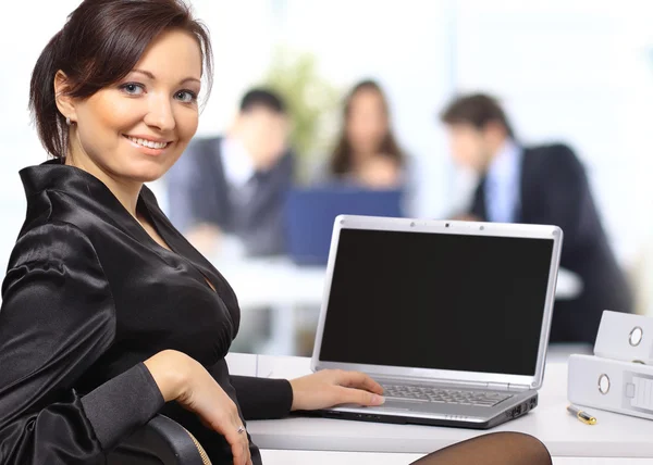 Mujer de negocios con equipo de trabajo en el ordenador portátil —  Fotos de Stock